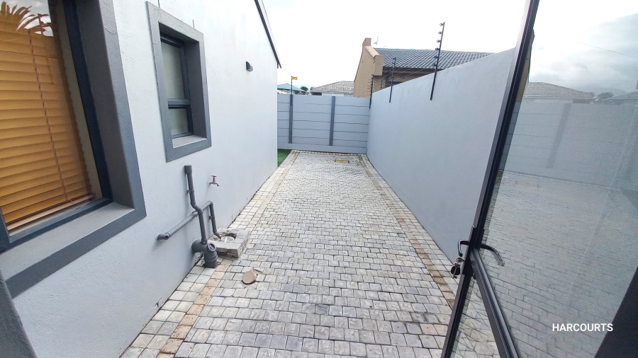 To Let 3 Bedroom Property for Rent in Zeekoevlei Western Cape